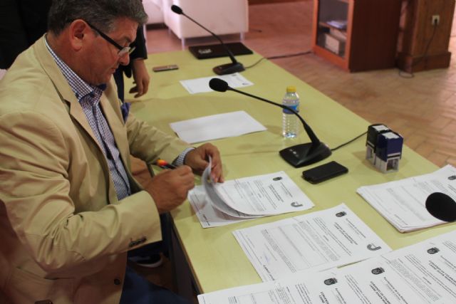 Más de 40 comerciantes de Los Alcázares renuevan el convenio del Carné Joven Municipal - 2, Foto 2