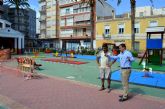 La concejala de Parques y Jardines remodela las zonas de juegos infantiles de guilas