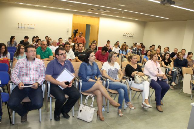 La III Jornada de Empleo y Emprendimiento premia los programas de emprendimiento desarrollados en el CEIP Gins Daz y en el IES Miguel Hernndez, Foto 1