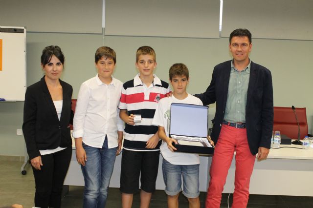 La III Jornada de Empleo y Emprendimiento premia los programas de emprendimiento desarrollados en el CEIP Gins Daz y en el IES Miguel Hernndez, Foto 2