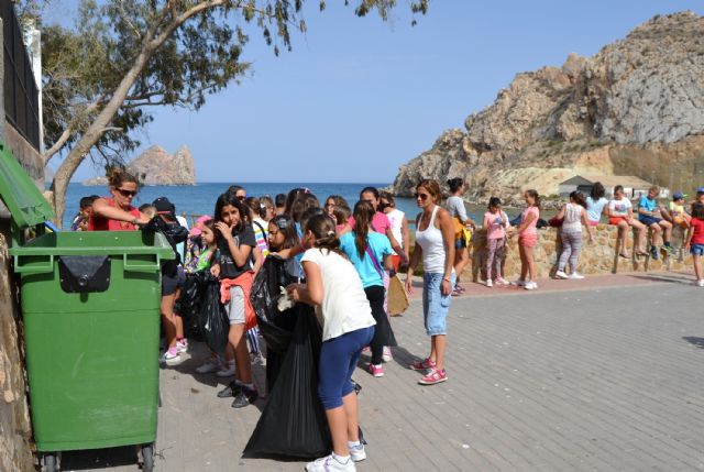 Los alumnos de Ecoescuelas Litorales realizan una actividad medioambiental en la playa de Los Cocedores del Hornillo - 1, Foto 1