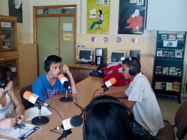 Alumnos y alumnas del IES Arzobispo Lozano despiden el taller de Radio Arzobispo en la Onda con una programa en directo desde el centro - 4, Foto 4