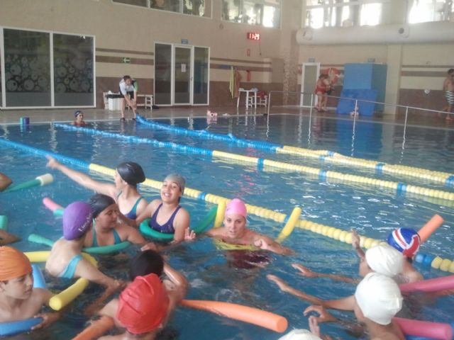Alumnos del Colegio Cuatro Santos compartieron piscina con Margarita Domínguez - 1, Foto 1