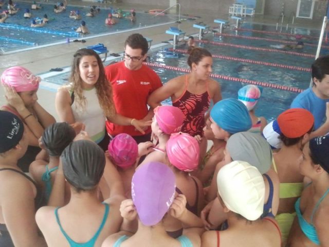 Alumnos del Colegio Cuatro Santos compartieron piscina con Margarita Domínguez - 2, Foto 2
