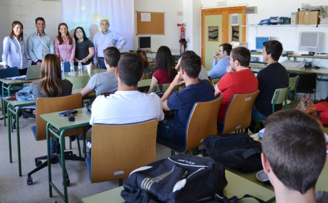 Alumnos del IES Alfonso Escámez asisten a una charla formativa de Educación Financiera - 2, Foto 2