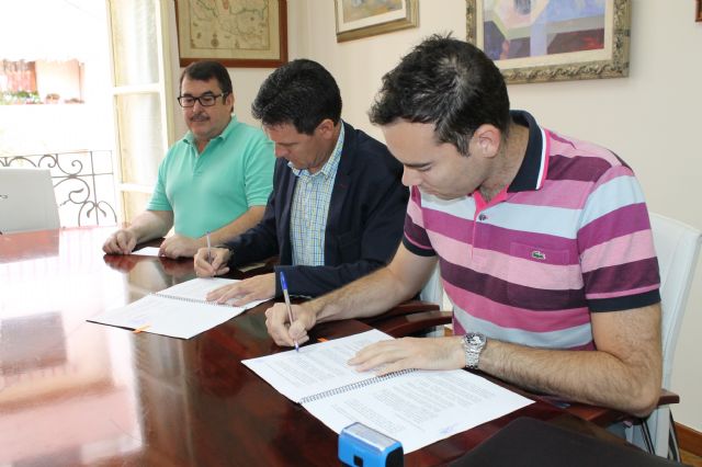 El Ayuntamiento de Alhama firma un convenio que mejora el servicio de recogida de aceite usado, Foto 1