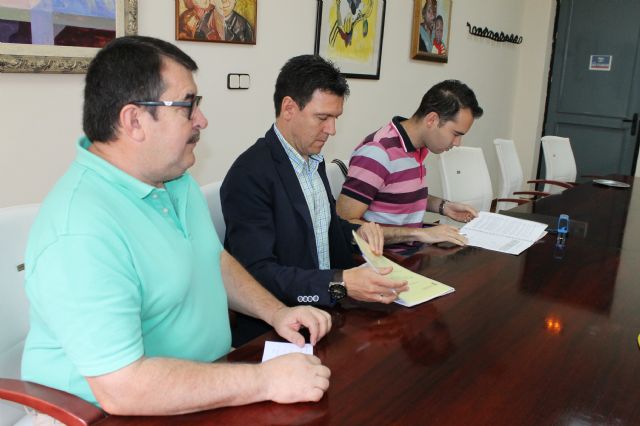 El Ayuntamiento de Alhama firma un convenio que mejora el servicio de recogida de aceite usado, Foto 2