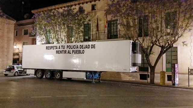 Aparcan el remolque de un tráiler en la puerta del ayuntamiento de Totana como medida de protesta, Foto 1
