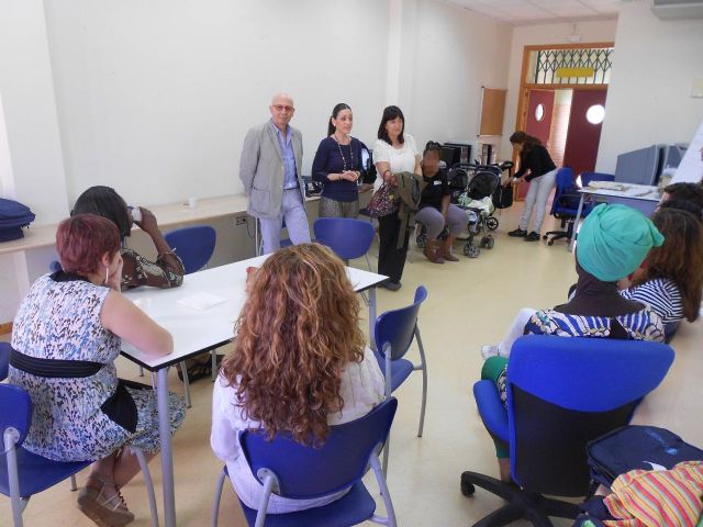 40 mujeres inmigrantes participan en un curso para prevenir la violencia de género - 1, Foto 1