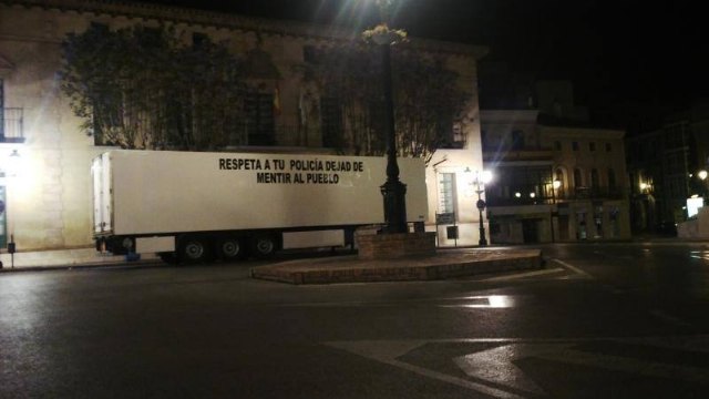 Aparcan el remolque de un tráiler en la puerta del ayuntamiento de Totana como medida de protesta, Foto 2