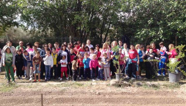 Ascruz participa en la plantación de especies del huerto ecológico del vivero de las Fuentes del Marqués - 1, Foto 1