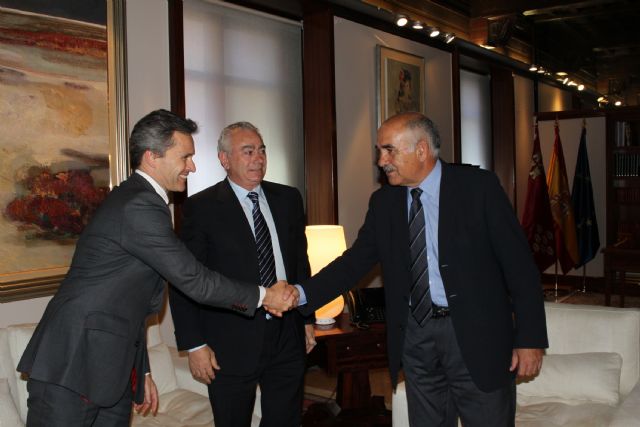 El jefe del Ejecutivo murciano recibe al presidente de la Asociación Regional de Empresarios de la Madera (Arema) - 1, Foto 1