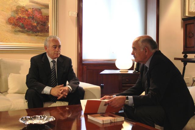 El jefe del Ejecutivo murciano recibe al presidente de la Asociación Regional de Empresarios de la Madera (Arema) - 2, Foto 2