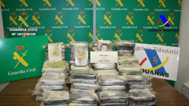 La Guardia Civil y la Agencia Tributaria incautan 228 kilos de cocaína ocultos en contenedores de bobinas de papel y bananas - 1, Foto 1