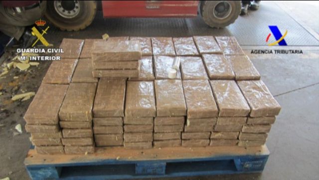 La Guardia Civil y la Agencia Tributaria incautan 228 kilos de cocaína ocultos en contenedores de bobinas de papel y bananas - 2, Foto 2
