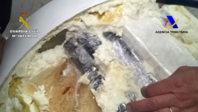 La Guardia Civil y la Agencia Tributaria incautan 228 kilos de cocaína ocultos en contenedores de bobinas de papel y bananas - 3, Foto 3