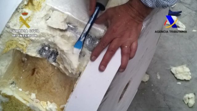 La Guardia Civil y la Agencia Tributaria incautan 228 kilos de cocaína ocultos en contenedores de bobinas de papel y bananas - 4, Foto 4