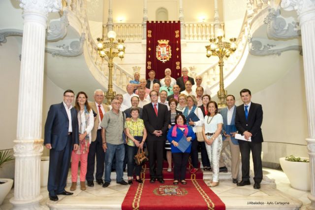 Entregadas las placas de reconocimiento a los jubilados durante este año - 1, Foto 1