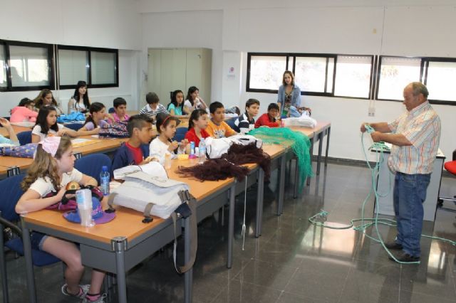 Pedro Cano ofrece una nueva clase magistral a escolares con el pescado como modelo, Foto 2
