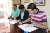 El Ayuntamiento de Alhama firma un convenio que mejora el servicio de recogida de aceite usado