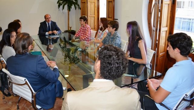 Los ganadores de la ´Liga de Debate Escolar-BBVA´ compiten mañana en la final interprovincial que tendrá lugar en Valencia - 1, Foto 1