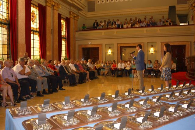 El Alcalde agradece la dedicación a la ciudad a los 60 funcionarios han concluido su carrera profesional en el Ayuntamiento - 2, Foto 2