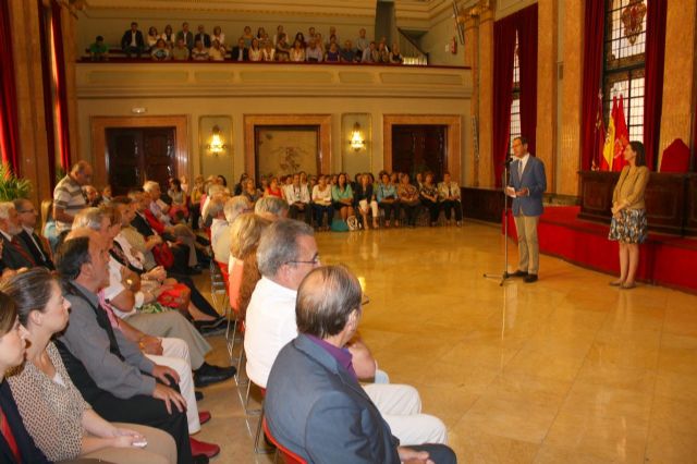 El Alcalde agradece la dedicación a la ciudad a los 60 funcionarios han concluido su carrera profesional en el Ayuntamiento - 3, Foto 3