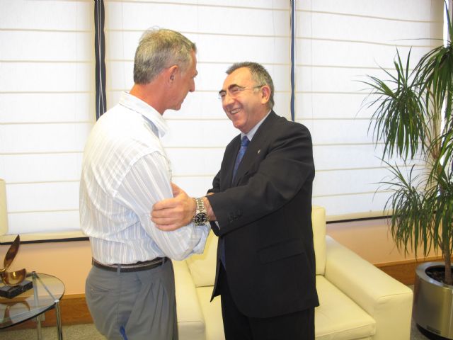 Reunión con el presidente de la Asociación para la Defensa del Entorno Litoral de La Azohía - 1, Foto 1
