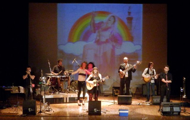 Pepa Robles y Los Sátivos en plena actuación. Con dos espontáneos actores., Foto 1