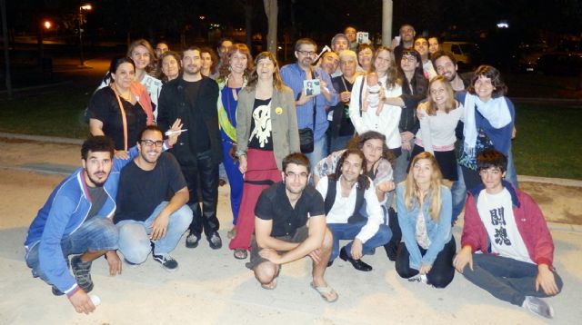 Pepa Robles y Los Sátivos agachados, junto a la productora musical y su hija mayor Selva. Junto con sus Fans y Seguidores mostrando su ansiado trofeo el CD de Pepa Robles Juglaría Urbana., Foto 2