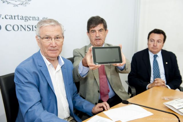 El Club Rotary Cartagena dona catorce tabletas electrónicas para centros de mayores - 1, Foto 1