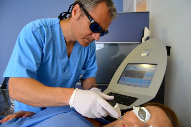 Dr. Tomás Zamora tratando a una paciente en su consulta, Foto 1