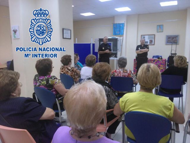 La Policía Nacional vela por la seguridad de las personas mayores - 1, Foto 1