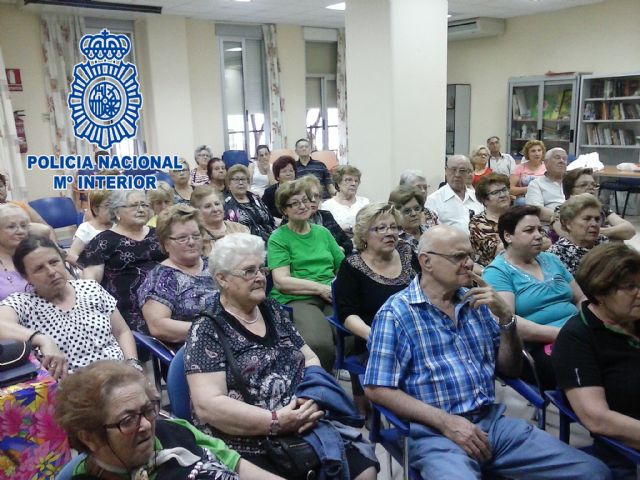 La Policía Nacional vela por la seguridad de las personas mayores - 2, Foto 2