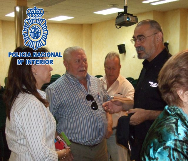 La Policía Nacional vela por la seguridad de las personas mayores - 3, Foto 3