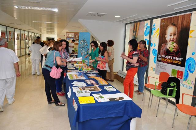 Un expositor instalado en La Arrixaca anima a los murcianos a seguir una dieta equilibrada - 1, Foto 1