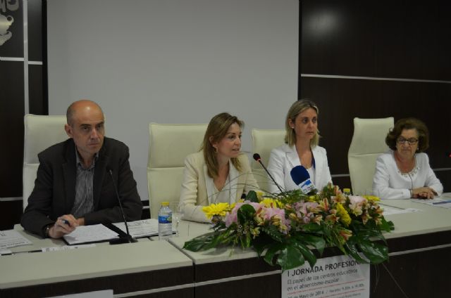 Profesionales abordan el papel de los centros educativos en el absentismo escolar - 1, Foto 1