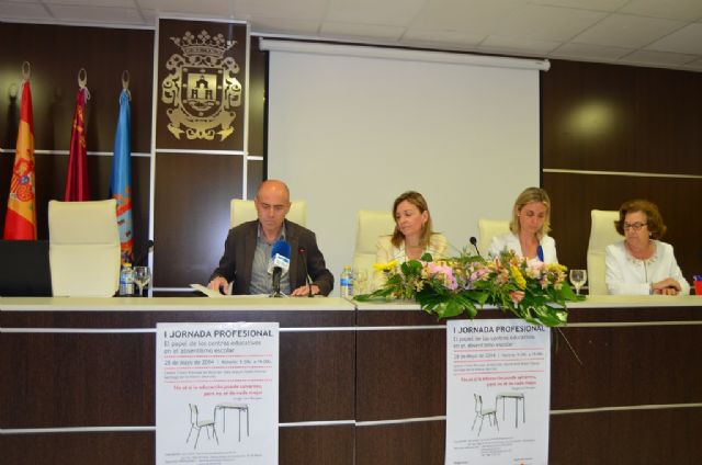 Profesionales abordan el papel de los centros educativos en el absentismo escolar - 2, Foto 2