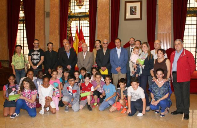 El Alcalde entrega los premios a los ganadores del concurso del decálogo del buen vecino - 1, Foto 1