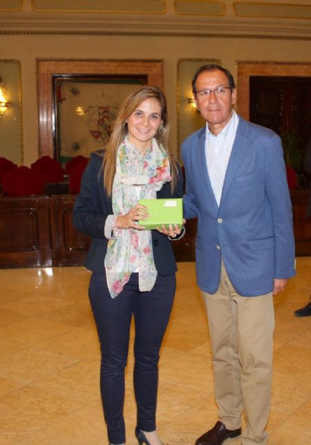 El Alcalde entrega los premios a los ganadores del concurso del decálogo del buen vecino - 2, Foto 2