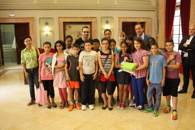 El Alcalde entrega los premios a los ganadores del concurso del decálogo del buen vecino - 3, Foto 3