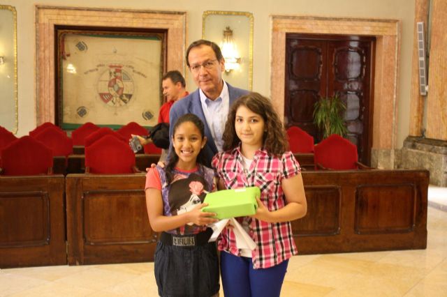 El Alcalde entrega los premios a los ganadores del concurso del decálogo del buen vecino - 4, Foto 4