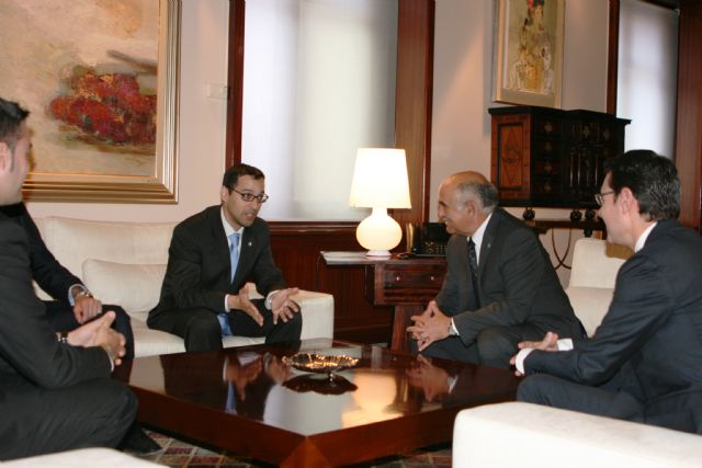El jefe del Ejecutivo murciano recibe al decano del Colegio Oficial de Ciencias Políticas y Sociología de la Región de Murcia, Javier Sierra - 1, Foto 1