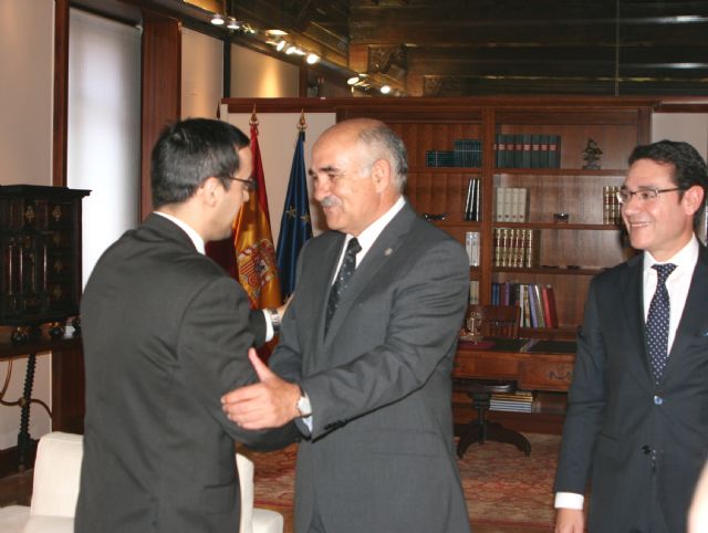 El jefe del Ejecutivo murciano recibe al decano del Colegio Oficial de Ciencias Políticas y Sociología de la Región de Murcia, Javier Sierra - 2, Foto 2
