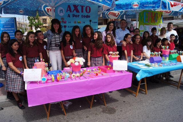 Los alumnos del Colegio Reina Sofía han promocionado y vendido los productos de sus jóvenes empresas en el mercadillo semanal de Totana, Foto 1