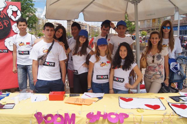 Los alumnos del Colegio Reina Sofía han promocionado y vendido los productos de sus jóvenes empresas en el mercadillo semanal de Totana, Foto 2