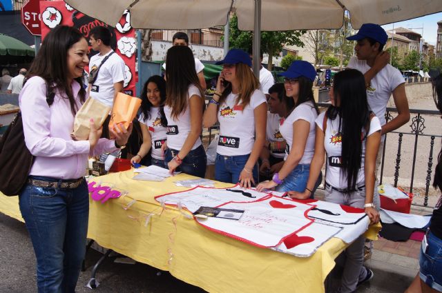 Los alumnos del Colegio Reina Sofía han promocionado y vendido los productos de sus jóvenes empresas en el mercadillo semanal de Totana, Foto 4