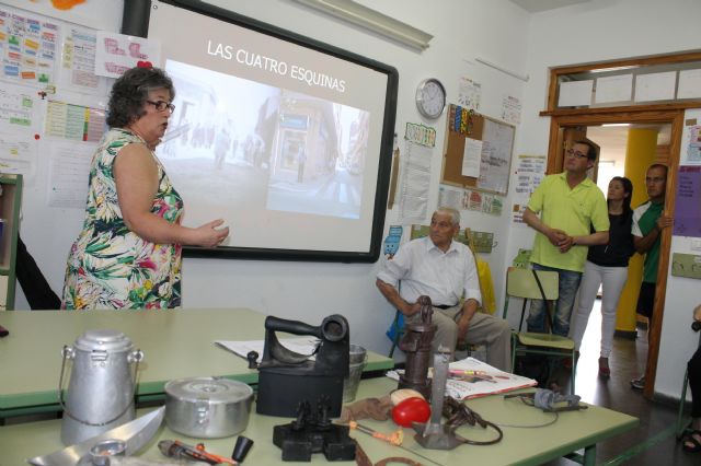 Los mayores del Centro de Día enseñan a los escolares el pasado del municipio con el 