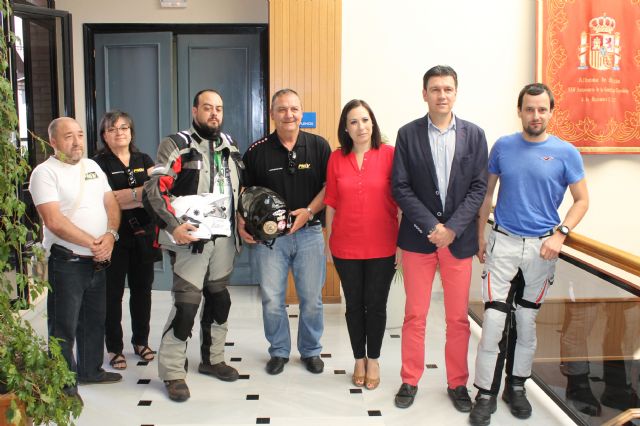 El alcalde recibe a representantes de la PMSV que se encuentran de viaje por España reivindicando una mejor seguridad y educacin vial, Foto 1