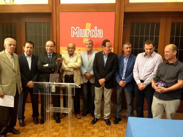 El Alcalde Cámara presenta el ´Monumento al Agricultor´ que ensalzará el esfuerzo y entrega de los profesionales  de la huerta y el campo - 1, Foto 1